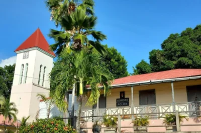 Découvrez deshaies en guadeloupe, le vrai honoré de death in paradise. explorez la police, le bar de catherine, les plages de tournage avec un guide passionné. transport inclus.