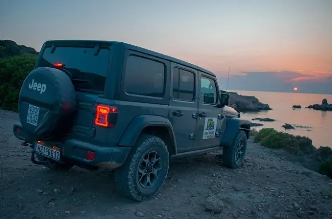 Coucher de soleil en jeep à Milos vers des trésors cachés