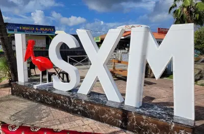 St. Maarten com praias, vista dos aviões em Maho e bebidas geladas