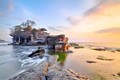 Disfruta del atardecer en el templo tanah lot, pasea por los jardines de taman ayun y recorre bali cómodamente con coche privado, entradas y guía local incluidos.