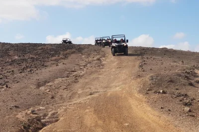 Erlebe lanzarote bei einer geführten buggy-tour durch vulkanische landschaften, kleine dörfer und alte steinbrüche. abenteuer in kleiner gruppe mit abholung und lokalem guide.