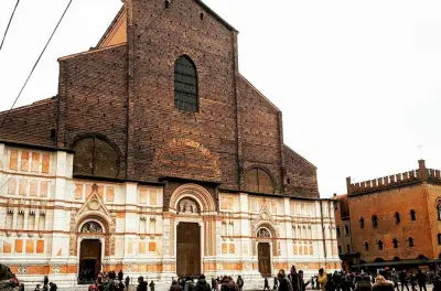 Centro storico di Bologna: Due torri, fontana del Nettuno e altro