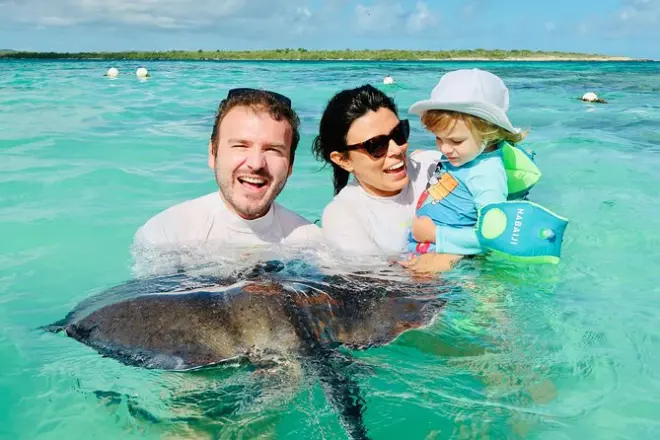 Stingray City Antigua : Nourrissez les raies dans l'eau peu profonde
