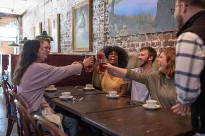 Disfruta los sabores del lowcountry en un tour a pie por upper king street en charleston. prueba mariscos, conoce chefs locales y saborea más de 5 degustaciones con un guía amigable incluido.