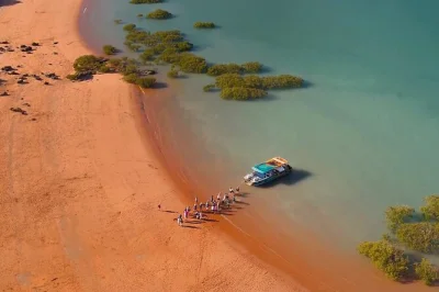 Entdecke broomes uralte dinosaurierspuren, genieße eine dampier creek bootstour mit sekt und lass den tag mit cocktails und einem 5-gänge-tapas-menü am wasser ausklingen. inkl. gourmetplatten und r