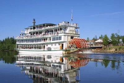 In fairbanks an bord eines alaskan-riverboats gehen, schlittenhunde beobachten, buschflugzeuge aus nächster nähe sehen und das chena indian village mit einem einheimischen guide entdecken – kaffee