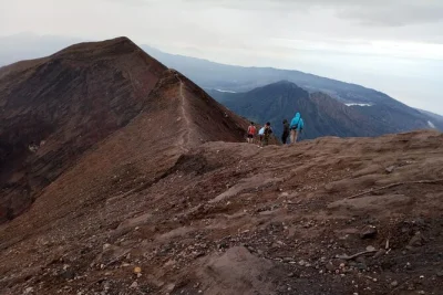 Escala el monte agung en bali antes del amanecer con guía local, disfruta el amanecer sobre las nubes y visita el templo besakih. incluye traslado privado y desayuno.
