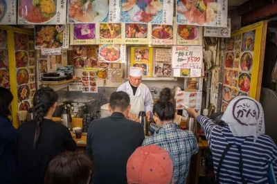 Comienza tu mañana en el mercado tsukiji de tokio con un tour guiado, desayuno de mariscos frescos y degustaciones locales—incluye bebida y guía en inglés.