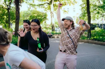 Colônia passeio pelos quiosques: Paradas para cerveja local e jogos