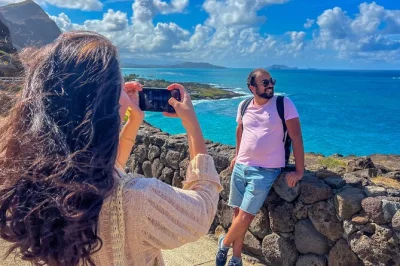 Découvrez la côte sauvage de windward à oahu, ses plages cachées, sa cuisine locale et ses vues à couper le souffle lors d’une visite photo en petit groupe avec prise en charge. guide, pause d�