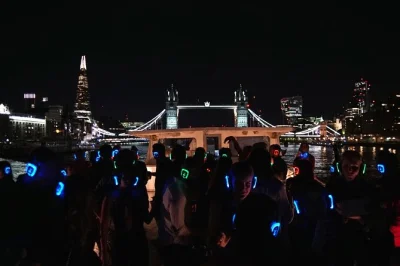 Disfruta de una fiesta en barco por el támesis en londres con auriculares silent disco, vistas nocturnas de tower bridge y canary wharf, entrada incluida—reserva una noche única.