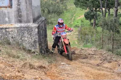 Tour de moto enduro em grupo pequeno perto de Lisboa