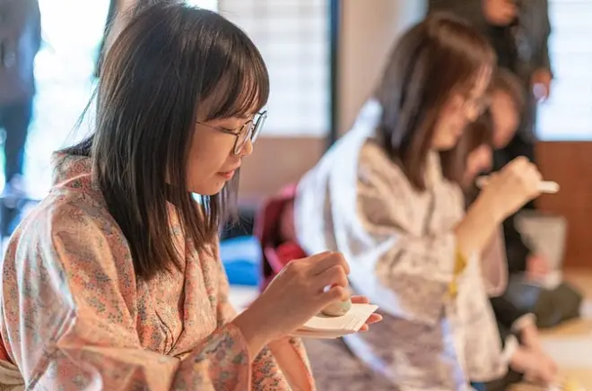 Tè giapponese e kimono alla casa da tè Seishintei con vista Fuji