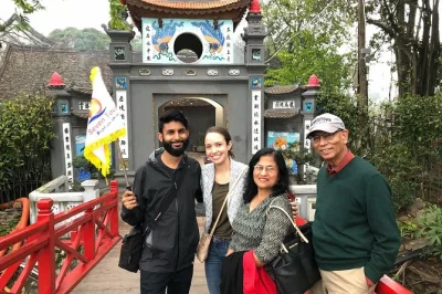 Descubre hanoi en un tour de día completo: visita la pagoda tran quoc, el mausoleo de ho chi minh, disfruta un almuerzo vietnamita y traslado desde tu hotel.