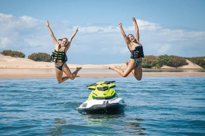 Erlebe eine 1-stündige jet ski safari von der gold coast zur south stradbroke island mit lokalem guide, sicherheitsausrüstung und profi-fotos. jetzt abenteuer buchen.