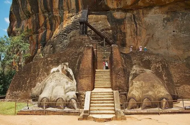 Fortaleza de Sigiriya e templos de Dambulla saindo de Colombo