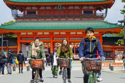 Découvrez kyoto à vélo depuis gion, visitez les temples zen classés unesco, savourez un déjeuner traditionnel dans une maison de thé et roulez le long de la rivière kamogawa, en petit groupe av