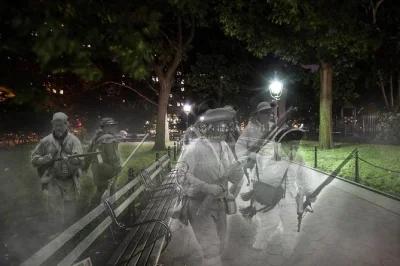 Siente el misterio en greenwich village con este tour de fantasmas en nyc. camina por calles históricas al anochecer y escucha historias reales de espíritus, terminando bajo el arco de washington sq