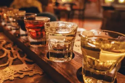 Degustação de raki em Gjirokastra com sete variedades e meze