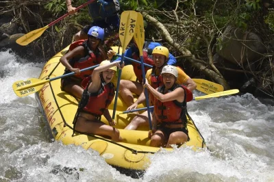 Rafting por la tarde en el río sarapiquí desde arenal, con recogida en hotel, picnic de frutas junto al río y guías locales expertos incluidos.