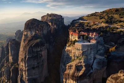 Descubra as lendas antigas em termópilas, explore os mosteiros de meteora e as ruínas do oráculo de delfos em um tour privado saindo de atenas, com traslado e almoço grego incluídos.