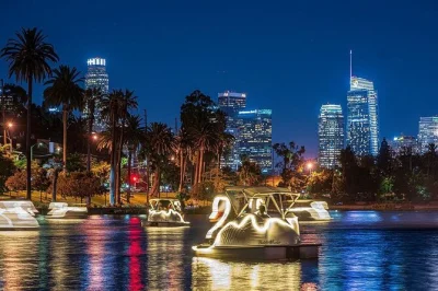 Passeie pelo echo park lake à noite em um barco cisne iluminado, veja o skyline de la brilhando e leve seus próprios lanches. inclui instruções, coletes salva-vidas e assentos flexíveis.