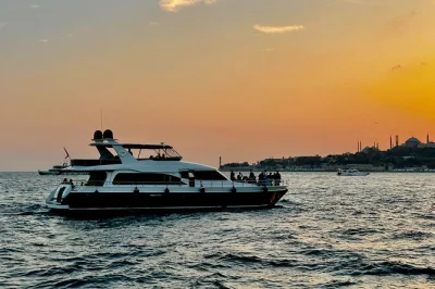 Découvrez istanbul depuis le bosphore au coucher du soleil, en dégustant baklava, fruits frais et boissons. réservez votre place pour une soirée inoubliable.