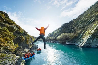 Vivez l’adrénaline sur la rivière kawarau à queenstown avec des tours en jet boat, du rafting en eaux vives et un saut optionnel depuis une falaise. Équipement complet, briefing sécurité et do