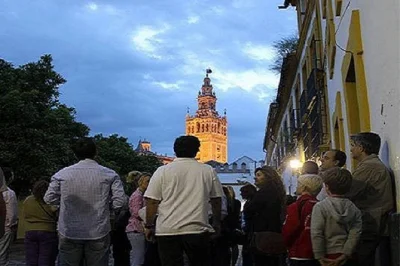 Scopri il barrio di santa cruz a siviglia di notte con una guida locale, ascolta leggende e storie vere, e visita angoli nascosti. guida in spagnolo, tasse incluse e accesso facile.