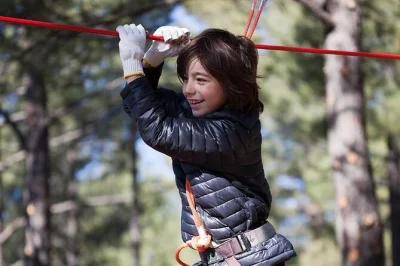 Vive la aventura en el bosque de pinos de flagstaff con tirolinas, puentes colgantes y cuerdas altas. incluye todo el equipo y guía local para tu seguridad en todo momento.