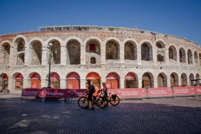 Erlebe verona per e-bike: von julias balkon über castel san pietro bis zu den panoramablicken – mit lokalem guide und entspannten anstiegen. helm und e-bike inklusive.