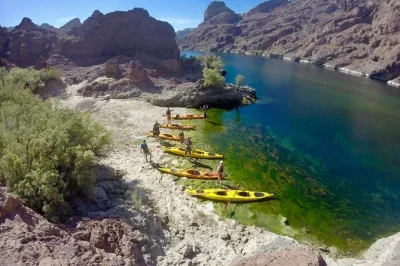 Erlebe den colorado river bei einer geführten kajaktour ab hoover dam – entdecke heiße quellen, wasserfälle und die leuchtende emerald cave. shuttle und mittagessen inklusive.