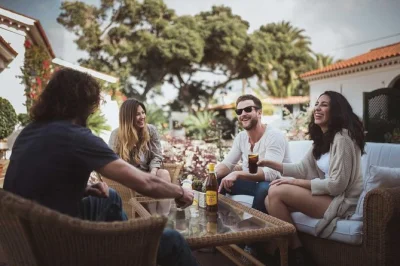Découvrez la distillerie ron arehucas à arucas, suivez une visite guidée, dégustez des rhums primés et écoutez les histoires locales. dégustations et guide expert inclus.