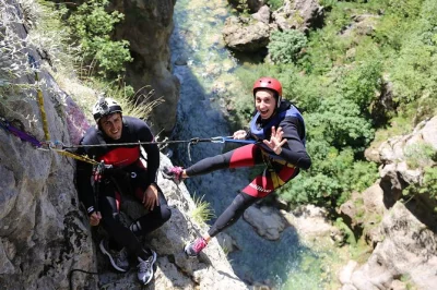 Sinta a adrenalina do canyoning no rio cetina perto de split — nade, caminhe e faça rapel na maior cachoeira da dalmácia com guia local. transporte e equipamentos inclusos.