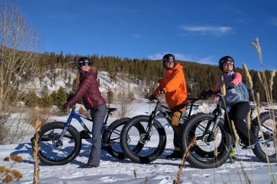 Explore breckenridge de fat bike, conheça histórias da mineração, prove destilados artesanais na breckenridge distillery e cervejas locais, com transporte de volta incluso. garanta sua vaga.