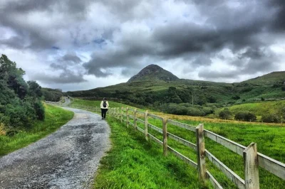 Erlebe die wilde luft von connemara bei einem tagesausflug ab galway mit lokalem guide, stopps bei kylemore abbey oder connemara nationalpark und entspannten momenten entlang der sky road.