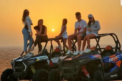 Vivez le désert de dubaï avec une balade en buggy double, du sandboard et une promenade à dos de chameau—prise en charge incluse avec café ou thé pour bien commencer.