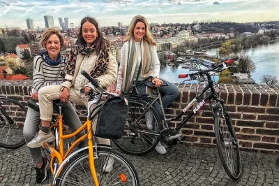 Descubre el lado secreto de praga en bici por la vltava, pasando por iconos modernos y lugares de la ii guerra mundial, terminando en el castillo vyšehrad. bicicleta y guía local incluidos.