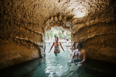 Relaxe nas águas termais da peninsula hot springs com transfer expresso de melbourne, acesso prioritário ao bath house, paradas em mirantes e nas famosas beach boxes.