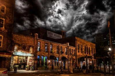 Scopri il brivido di un tour dei fantasmi a wilmington: passeggia tra strade infestate, ascolta storie inquietanti e visita thalian hall, cotton exchange e riverwalk con una guida locale.