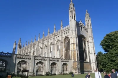 Descubre los emblemáticos colegios de cambridge con un guía experto, escucha historias del campus y recorre los rincones más destacados de la ciudad. rutas accesibles y puntos de inicio flexibles.
