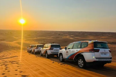 Découvrez l’adrénaline du dune bashing, savourez un dîner bbq sous le ciel du désert de dubai et assistez à des spectacles de tanoura et de feu. transfert inclus.