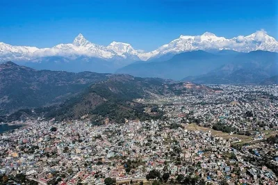 Vivez le lever du soleil à nagarkot, un safari animalier à chitwan et les incontournables de pokhara lors de ce circuit de 6 jours au népal avec guide privé et transferts inclus.
