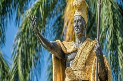 Découvrez l’histoire poignante du mémorial uss arizona à pearl harbor, plongez dans le passé royal d’honolulu et admirez le cratère punchbowl. prise en charge incluse à waikiki.