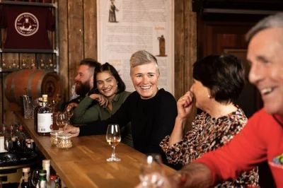 Entdecke galway’s einzige aktive brennerei mit verkostungen von poitín, whiskey & gin. lausche familiengeschichten, erkunde die brennerei und genieße eine geführte verkostung.