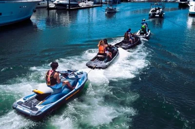 Découvrez puerto vallarta en jet ski : traversez marina vallarta, faites une pause au malecón, et plongez pour du snorkeling près des célèbres los arcos. guide et équipement inclus.