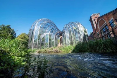 Visita la distilleria bombay sapphire a laverstoke mill con un tour guidato, cocktail fai-da-te, degustazioni e storie sulle botaniche—include ingresso e drink di benvenuto.