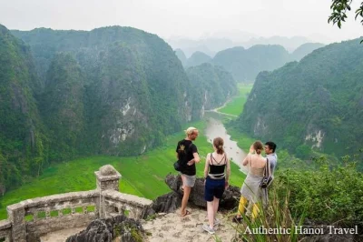 Descubra ninh binh saindo de hanoi: bai dinh, passeio de barco pelas cavernas de trang an e subida na caverna mua. inclui transporte, guia local e almoço.