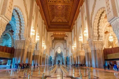 Chegue em casablanca e mergulhe na cidade com tour privado, transfer ida e volta, entrada na mesquita hassan ii, passeio na corniche, mercados locais e guia bilíngue.