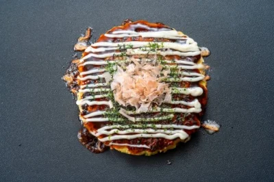 Erlebe einen entspannten kochkurs in einem osakaner zuhause – lerne okonomiyaki, miso-suppe und taiyaki von einer lokalen gastgeberin. inklusive mittagessen und optionalem sake.